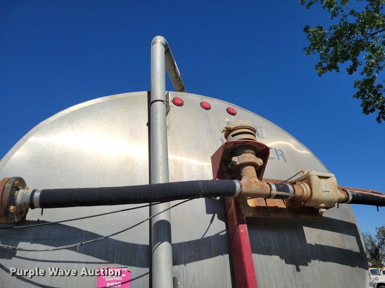 image for item DR8015 2001 Freightliner FL80 water truck