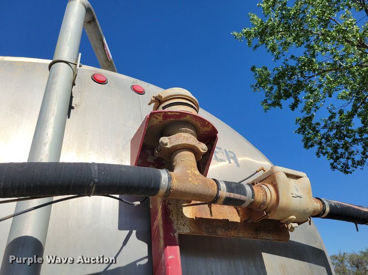 image for item DR8015 2001 Freightliner FL80 water truck