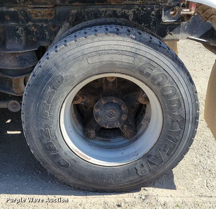 image for item DR8015 2001 Freightliner FL80 water truck