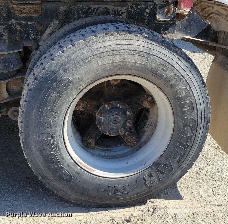 image for item DR8015 2001 Freightliner FL80 water truck