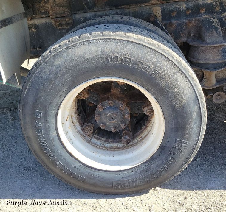 image for item DR8015 2001 Freightliner FL80 water truck