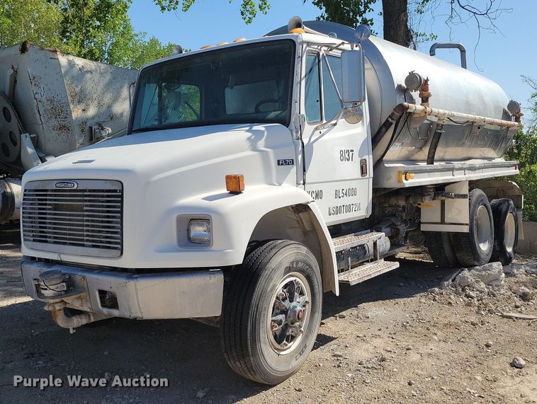 image for item DR8016 2001 Freightliner  FL80 water truck