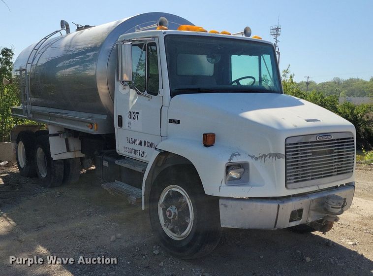 image for item DR8016 2001 Freightliner  FL80 water truck