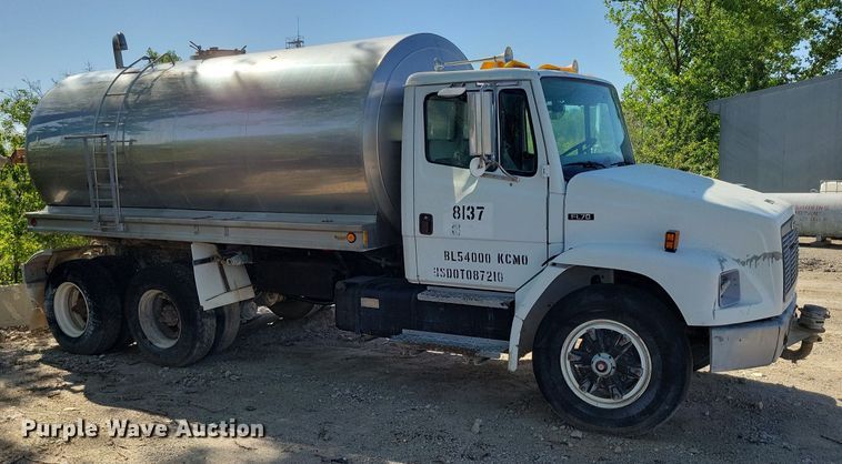 image for item DR8016 2001 Freightliner  FL80 water truck