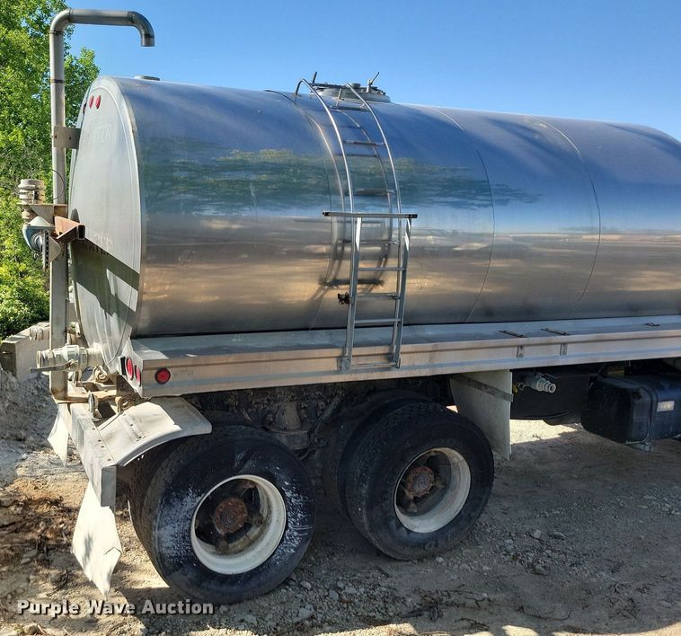 image for item DR8016 2001 Freightliner  FL80 water truck