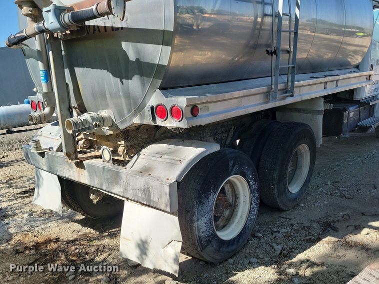 image for item DR8016 2001 Freightliner  FL80 water truck