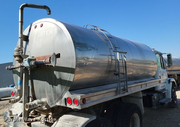 image for item DR8016 2001 Freightliner  FL80 water truck