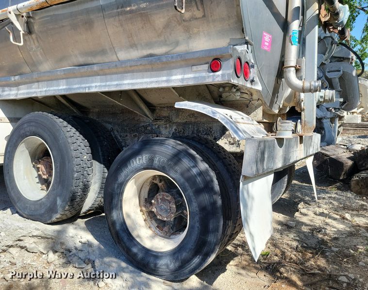 image for item DR8016 2001 Freightliner  FL80 water truck