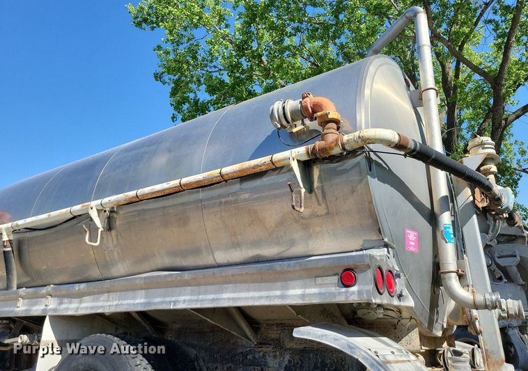 image for item DR8016 2001 Freightliner  FL80 water truck