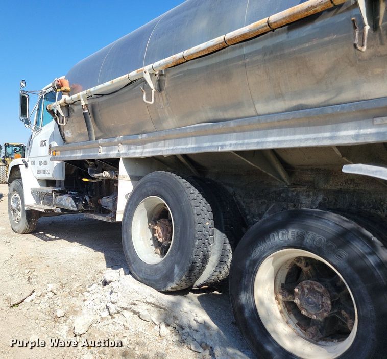 image for item DR8016 2001 Freightliner  FL80 water truck