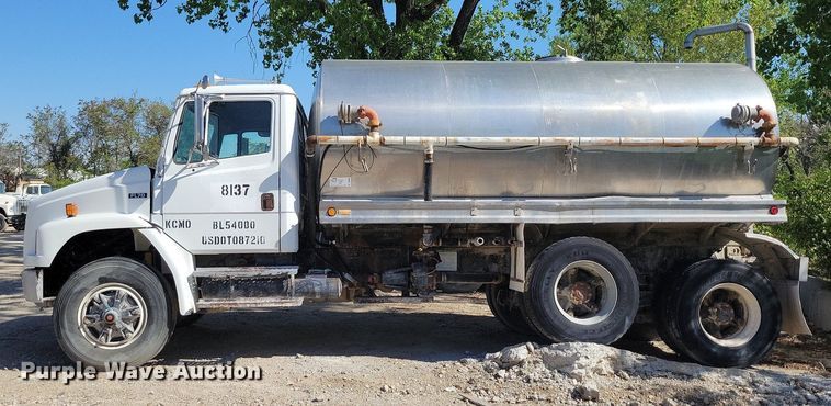 image for item DR8016 2001 Freightliner  FL80 water truck
