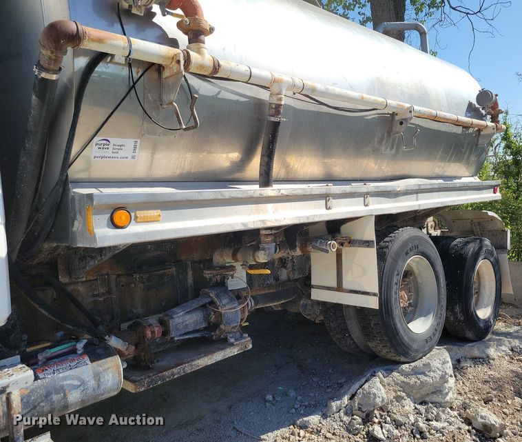 image for item DR8016 2001 Freightliner  FL80 water truck