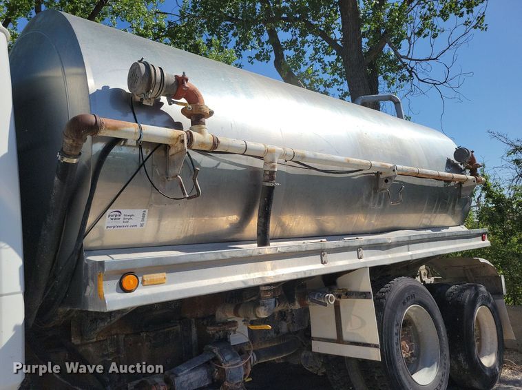 image for item DR8016 2001 Freightliner  FL80 water truck