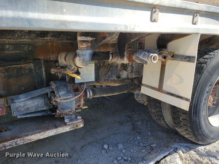 image for item DR8016 2001 Freightliner  FL80 water truck