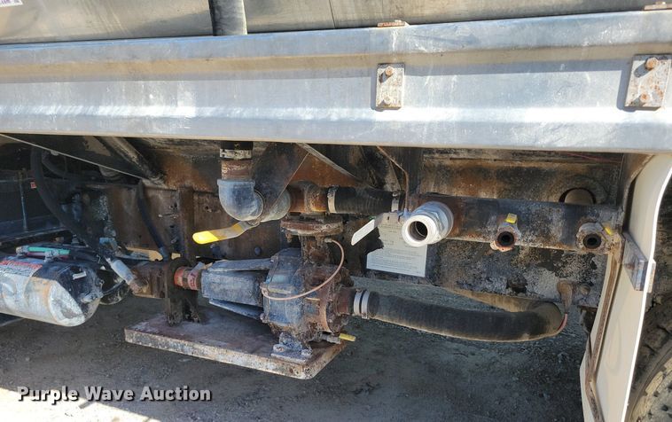 image for item DR8016 2001 Freightliner  FL80 water truck