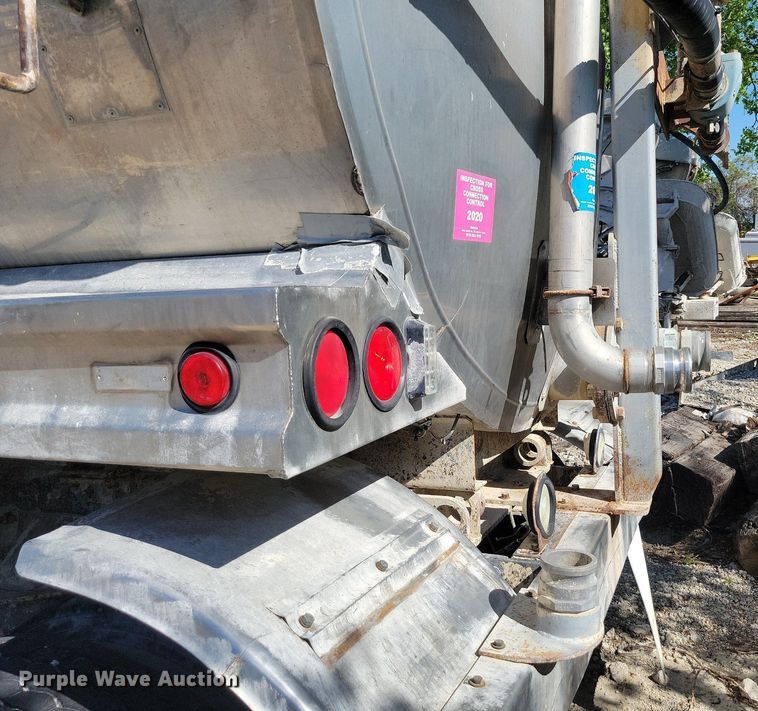 image for item DR8016 2001 Freightliner  FL80 water truck