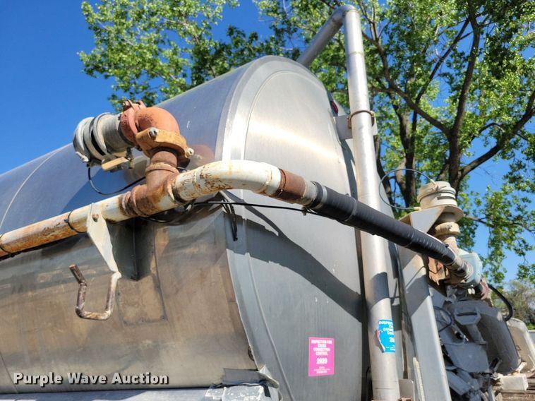 image for item DR8016 2001 Freightliner  FL80 water truck