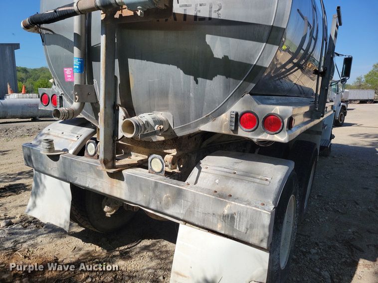 image for item DR8016 2001 Freightliner  FL80 water truck