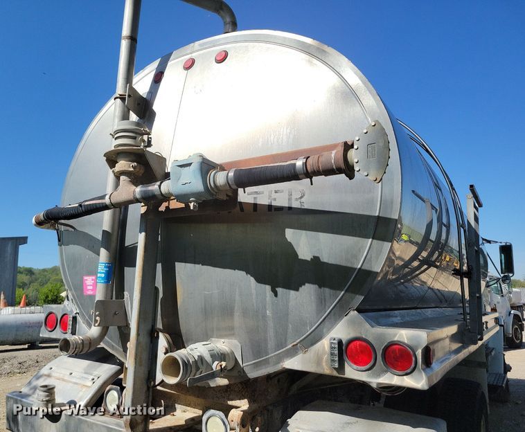 image for item DR8016 2001 Freightliner  FL80 water truck