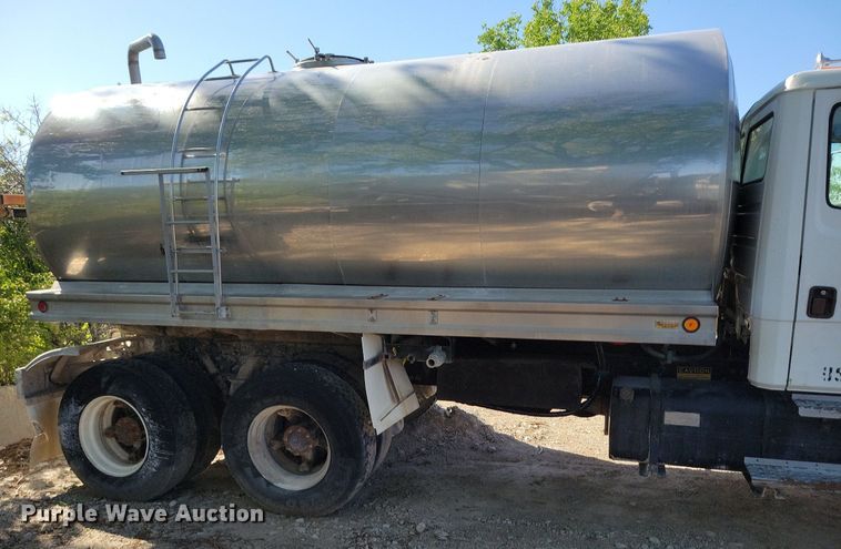 image for item DR8016 2001 Freightliner  FL80 water truck