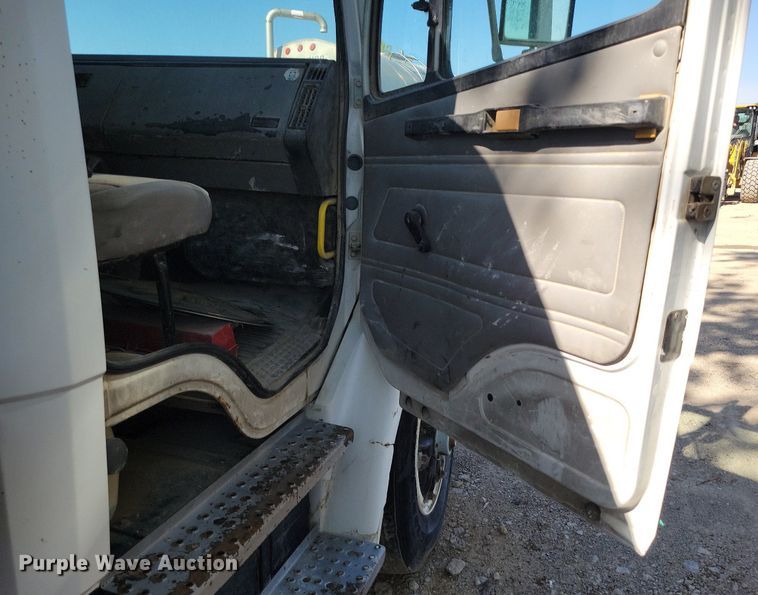 image for item DR8016 2001 Freightliner  FL80 water truck