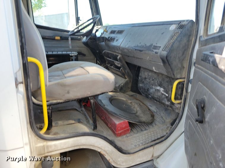 image for item DR8016 2001 Freightliner  FL80 water truck