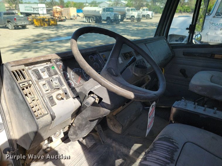 image for item DR8016 2001 Freightliner  FL80 water truck