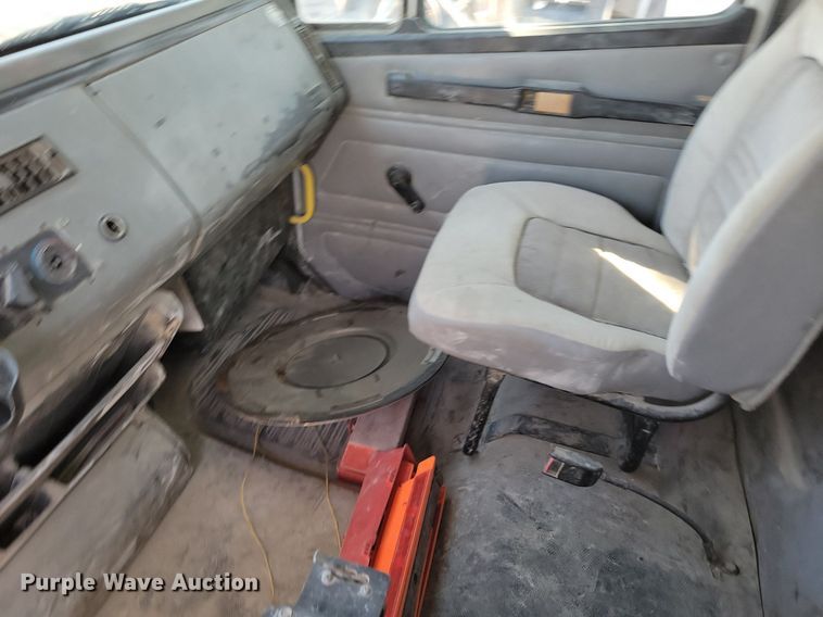 image for item DR8016 2001 Freightliner  FL80 water truck