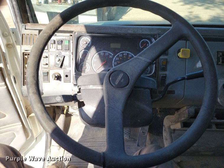 image for item DR8016 2001 Freightliner  FL80 water truck