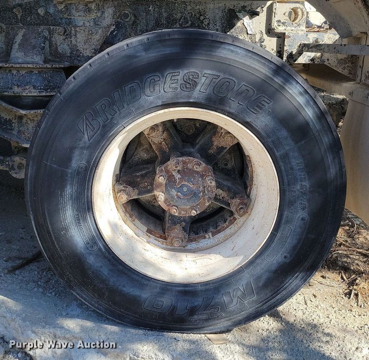 image for item DR8016 2001 Freightliner  FL80 water truck