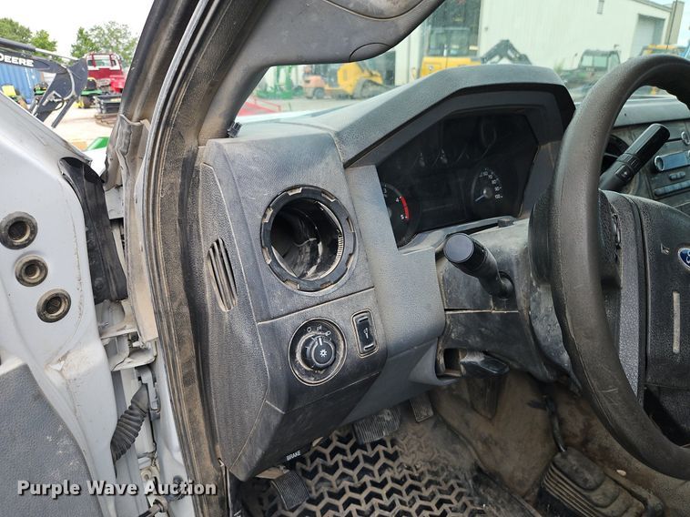 image for item DR8668 2012 Ford  F550 XL Super Duty utility / service truck