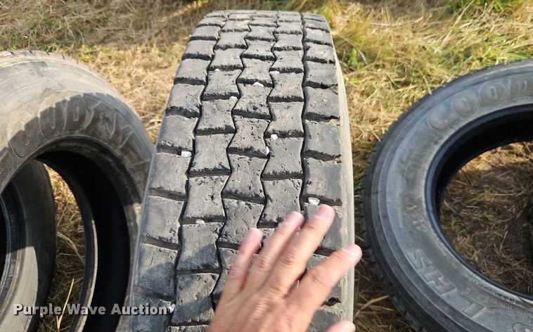 image for item DR8669 (6) 295/75R22.5 tires