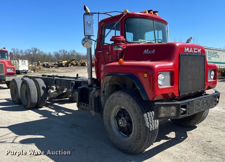 image for item DS0859 1985 Mack DM685S truck cab and chassis