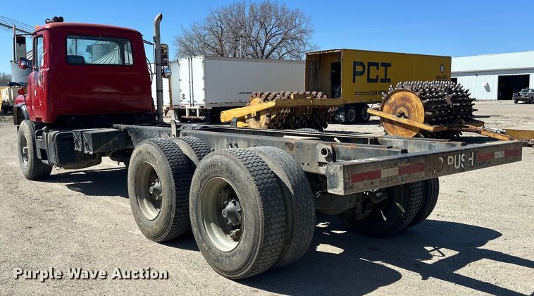 image for item DS0859 1985 Mack DM685S truck cab and chassis