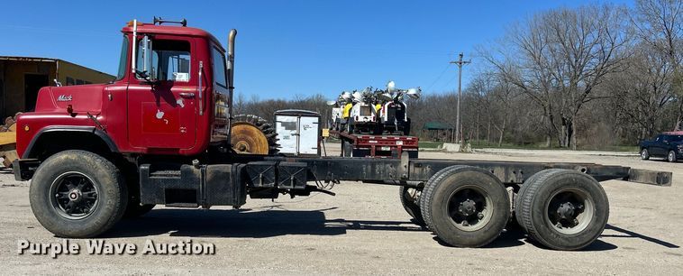 image for item DS0859 1985 Mack DM685S truck cab and chassis