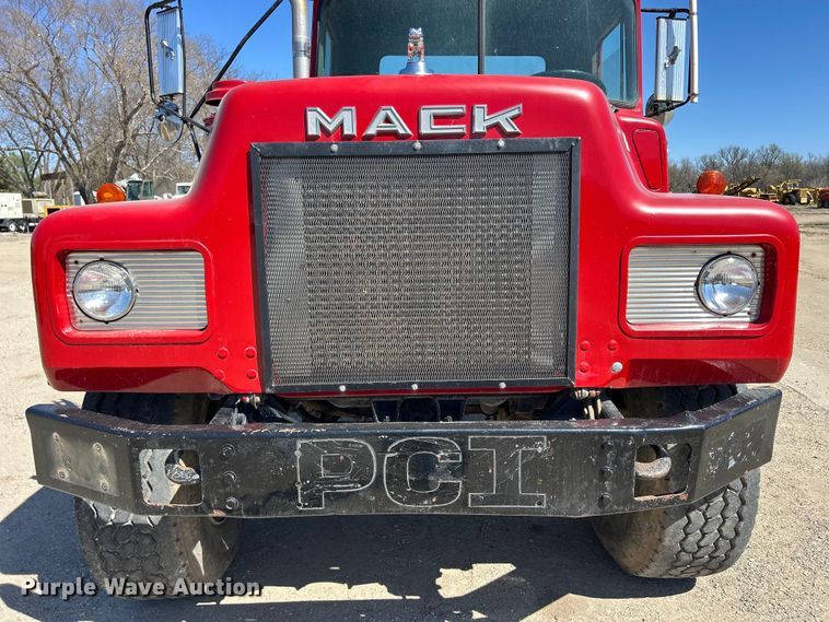 image for item DS0859 1985 Mack DM685S truck cab and chassis
