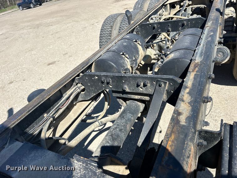 image for item DS0859 1985 Mack DM685S truck cab and chassis