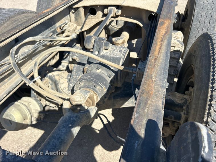 image for item DS0859 1985 Mack DM685S truck cab and chassis