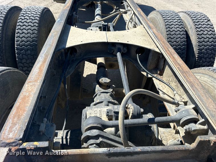 image for item DS0859 1985 Mack DM685S truck cab and chassis