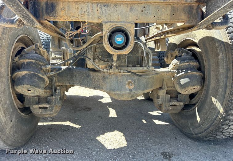 image for item DS0859 1985 Mack DM685S truck cab and chassis