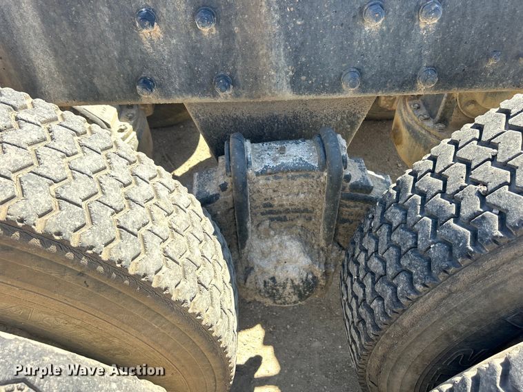 image for item DS0859 1985 Mack DM685S truck cab and chassis