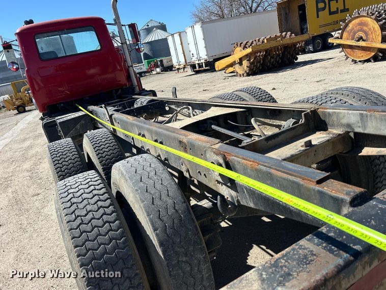 image for item DS0859 1985 Mack DM685S truck cab and chassis