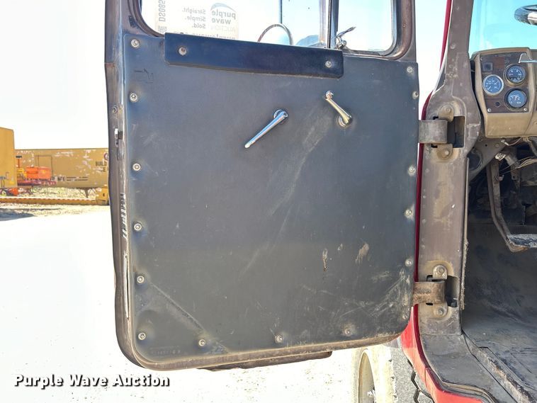 image for item DS0859 1985 Mack DM685S truck cab and chassis