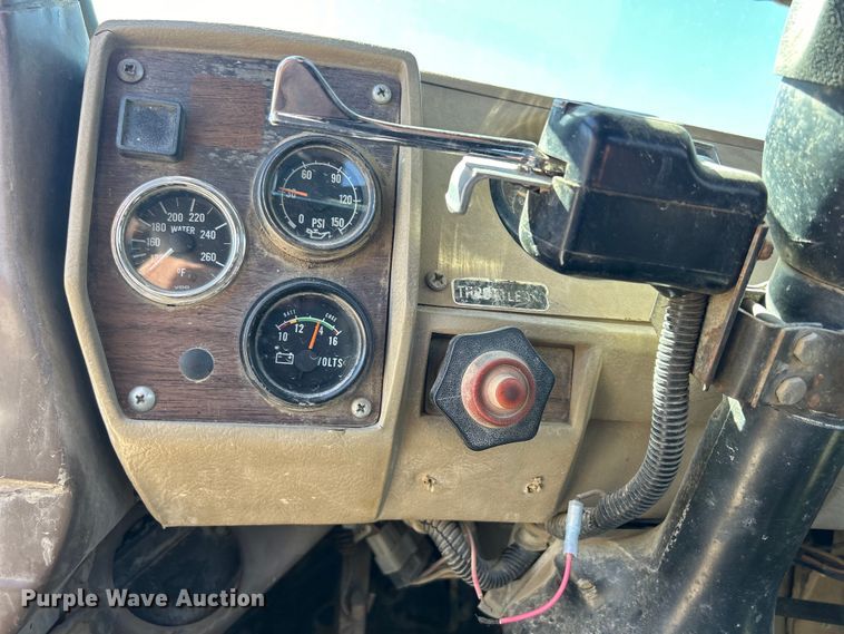 image for item DS0859 1985 Mack DM685S truck cab and chassis