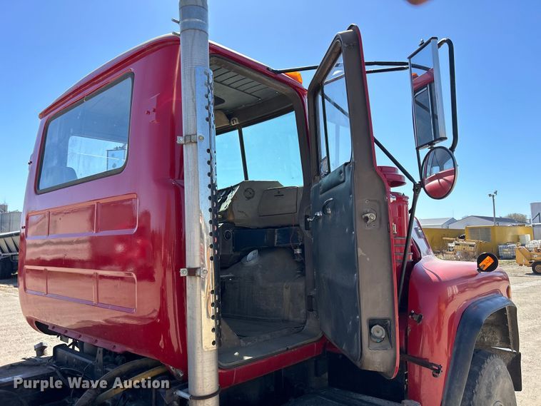 image for item DS0859 1985 Mack DM685S truck cab and chassis