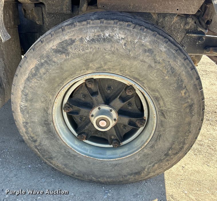 image for item DS0859 1985 Mack DM685S truck cab and chassis