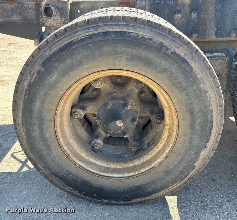 image for item DS0859 1985 Mack DM685S truck cab and chassis