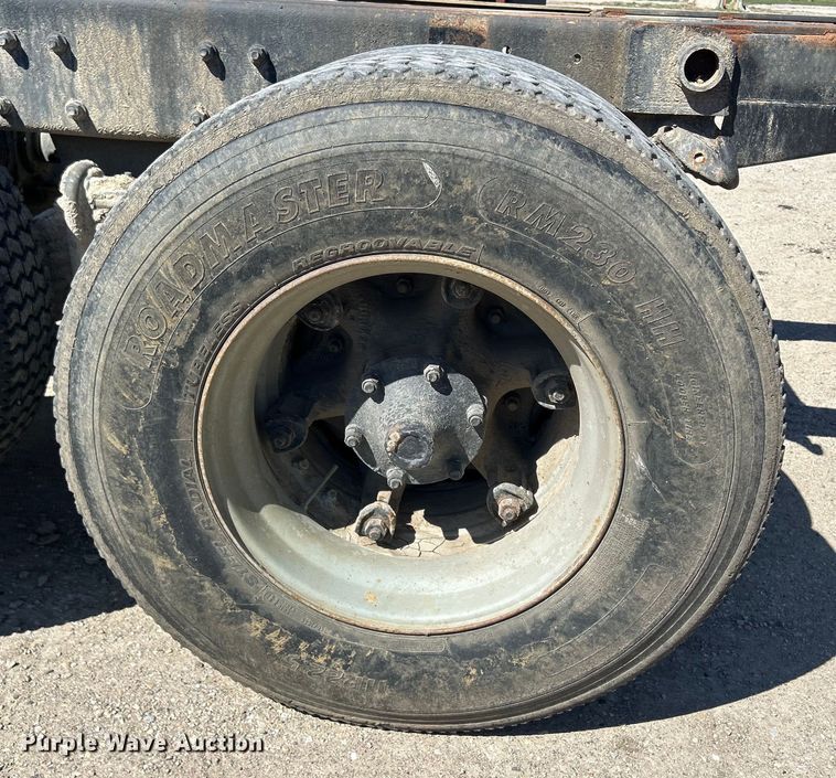 image for item DS0859 1985 Mack DM685S truck cab and chassis