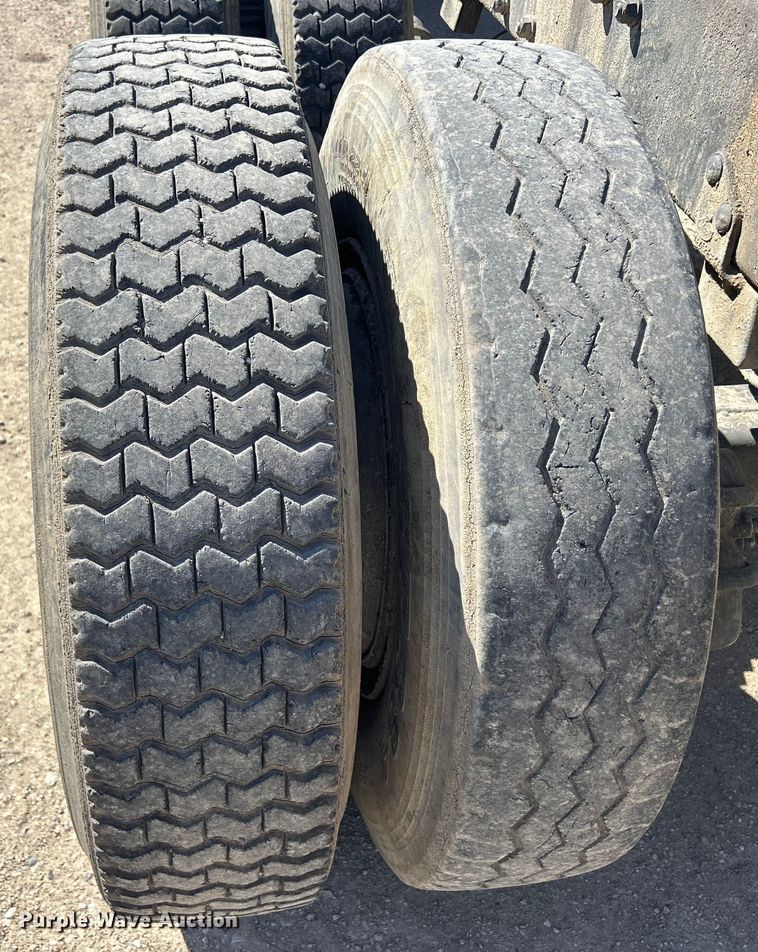 image for item DS0859 1985 Mack DM685S truck cab and chassis