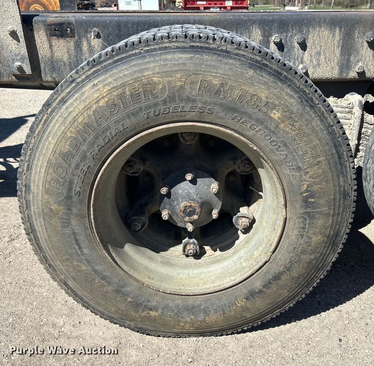 image for item DS0859 1985 Mack DM685S truck cab and chassis